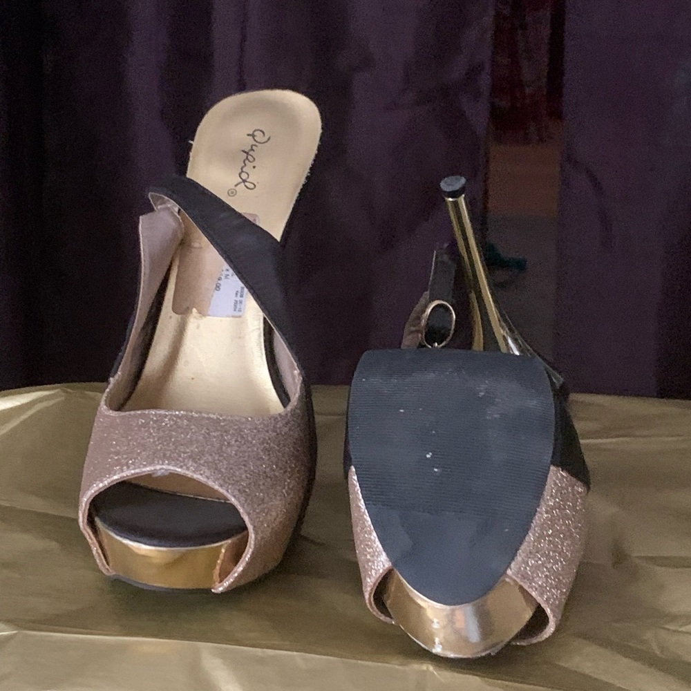 Woman’s size 10 shoes. Barely worn